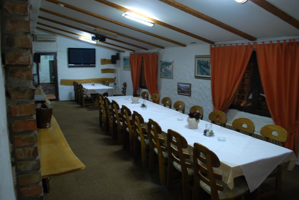 Motel Kiwi Grude Екстер'єр фото